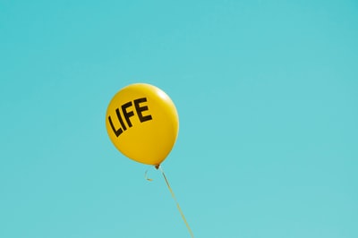 黄色生活印花气球